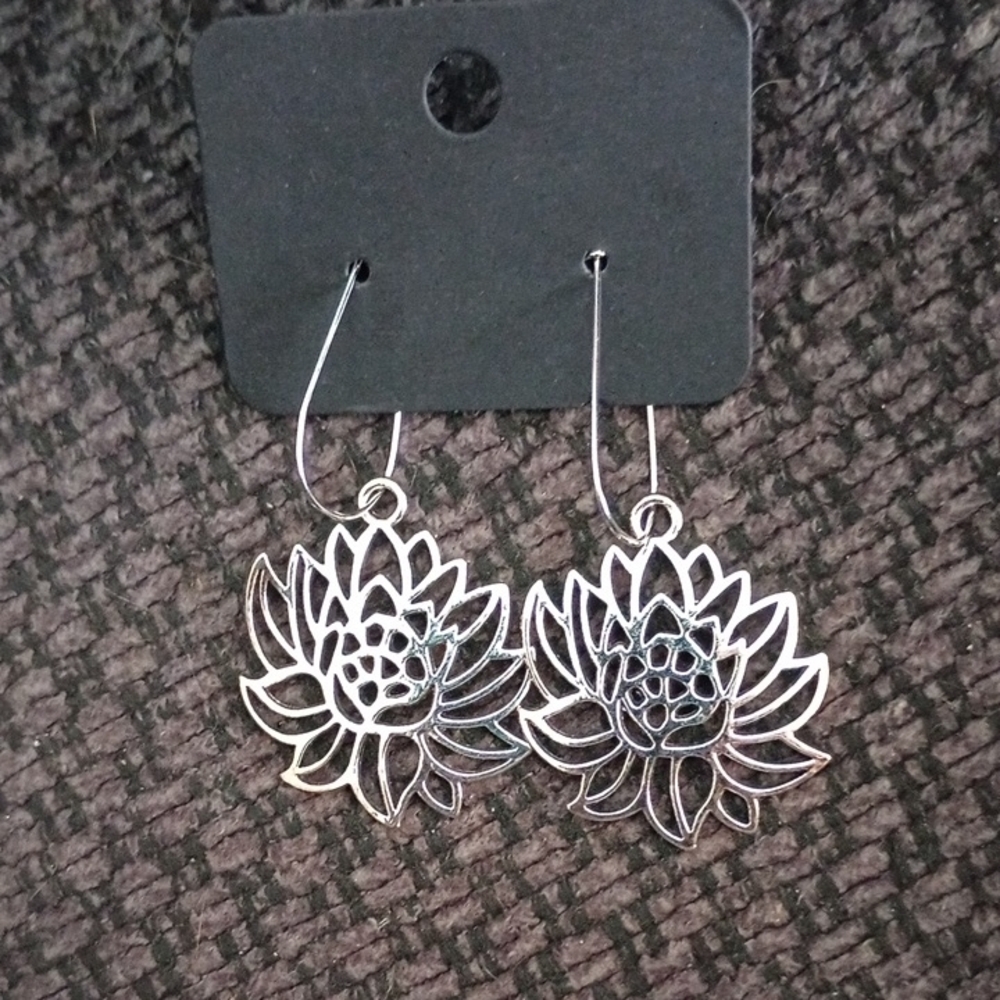 ♥️B Individually $10 Or Bundle 4/$20 Elegant Silver Lotus Earrings